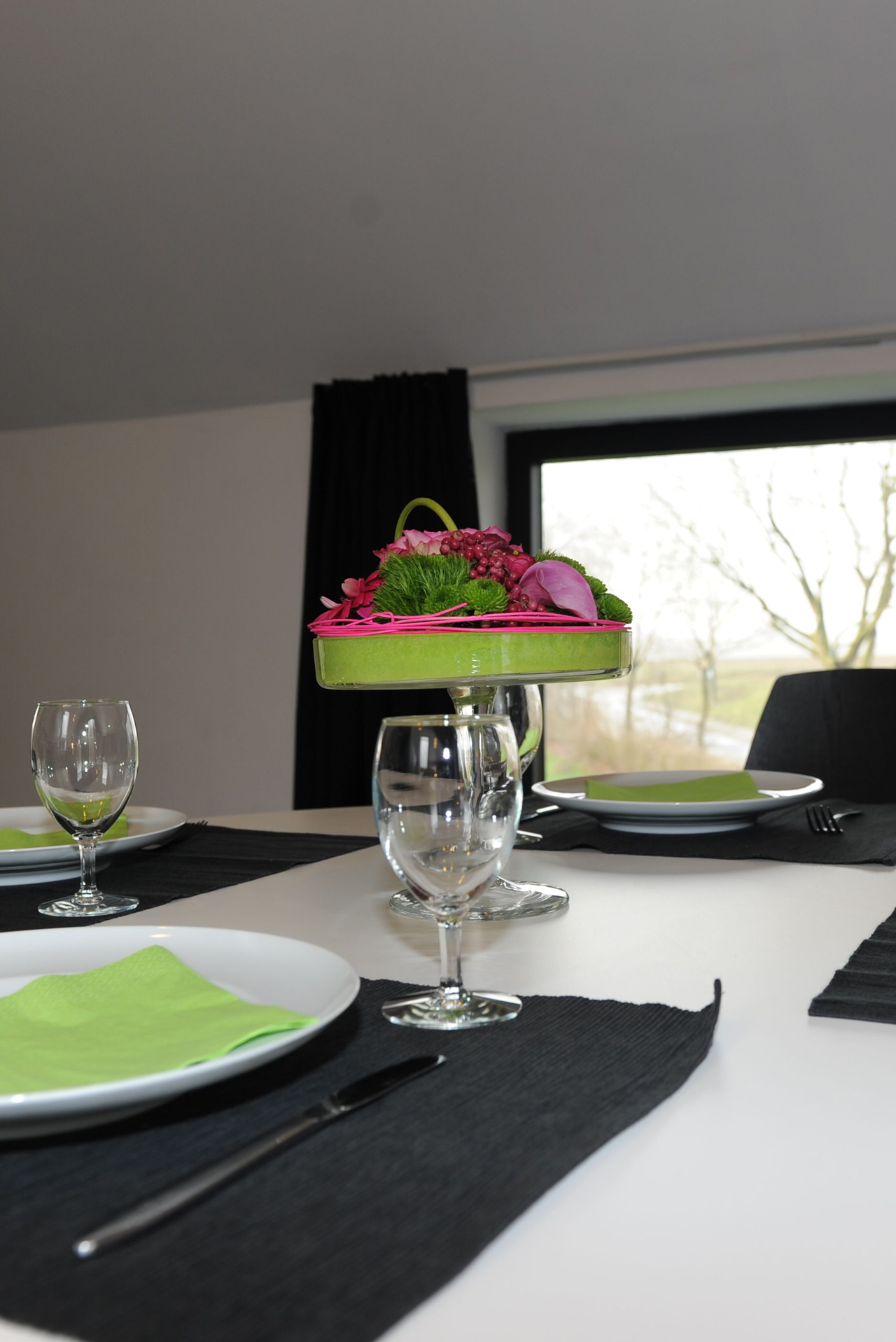 Photo de l'intérieur, de la table du Gîte Fenêtres sur cour - Genappe, Brabant Wallon